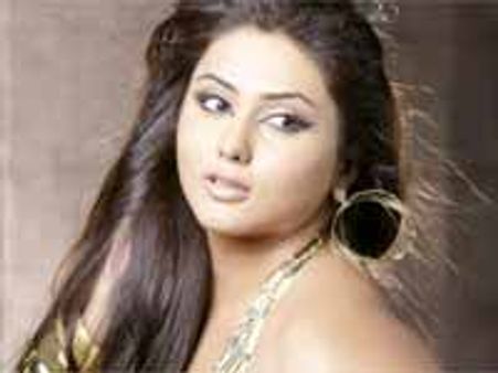 చివరకు డ్రెస్ డిజైనర్ తో నమిత ఎఫైర్