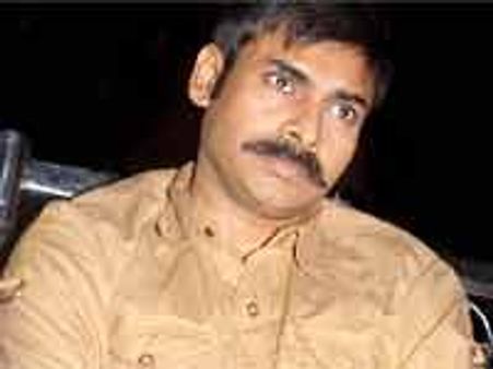 కొమరం పులిలో మెరువనున్న ఆ స్టార్ హీరో...!!