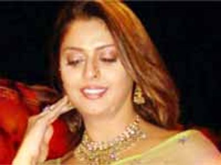 నేనింకా కుమారినే తెలుసా...నగ్మా