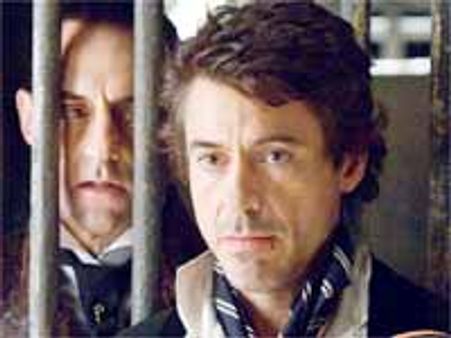 'అవతార్' ప్రభంజనానికి చెక్ పెట్టలేకపోయిన 'షెర్లాక్ హాల్మస్'..!!