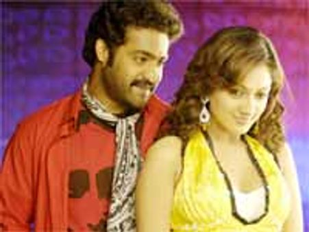 రిలీజ్ లేటవటమే..ఎన్టీఆర్ 'అదుర్స్' కు ప్లస్