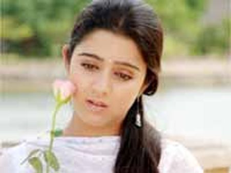 పాపం..చెప్పుకోలేని ఇబ్బందుల్లో చార్మి