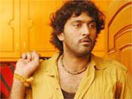 విలన్ వేషాల అజయ్ మరోటి పట్టాడు