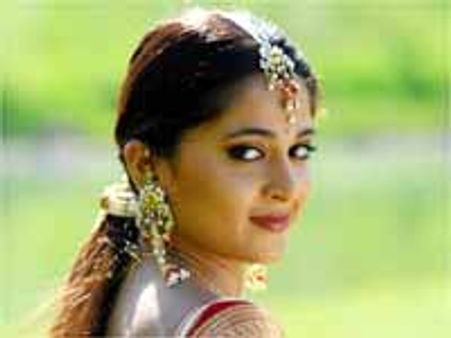 హాట్ స్టార్ అనుష్క చైన్ స్మోకరా?