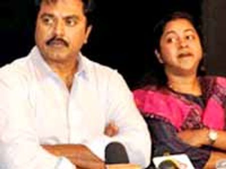 కన్నీటి పర్యంతమైన డైనమిక్ హీరోయిన్ రాధిక!