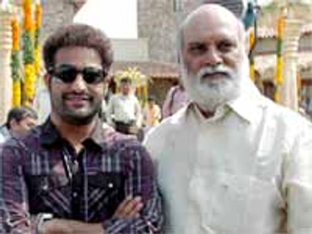 ఎన్టీఆర్ ను 'శక్తి'వంతంగా చూపించడానికి సిద్ధం అవుతున్న నలగురు దర్శకులు..!!