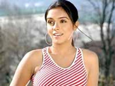 దర్శకుడి కాళ్ళవేళ్ళ పై పడుతున్న అసిన్!