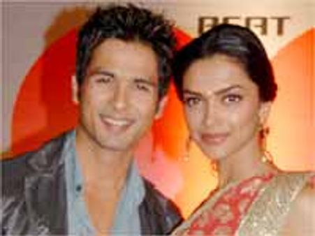 అతనితో కలసి తిరుగుతున్న దీపికా..!!