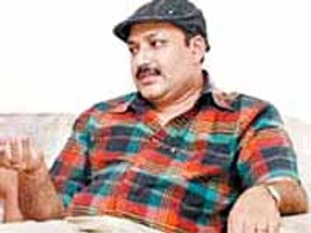 ప్రేక్షకులు ఒకరినొకరు కొట్టుకొనేలా చేసిన ఈటీవి సుమన్!