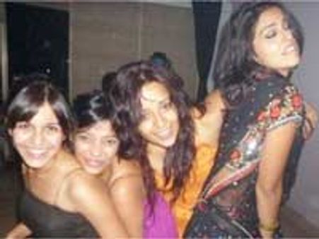 బార్ లో భరితెగించిన భామామనులు!