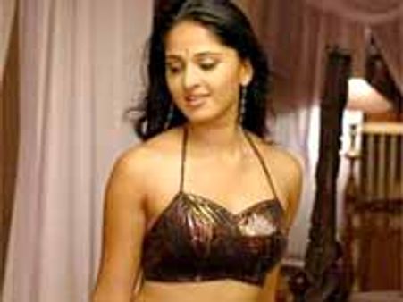 ముసలాయనతో లింకేంటని బిత్తర పోయిన అనుష్క!