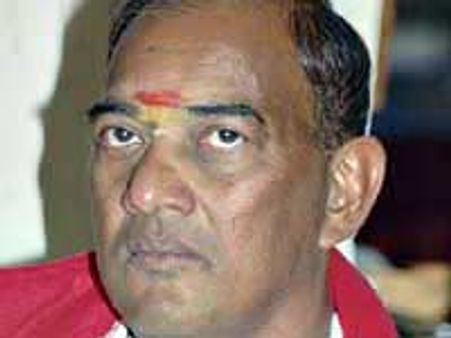 పాపులర్ డైరక్టర్ ఓం సాయి ప్రకాష్ ఆత్మహత్యా ప్రయత్నం..!!