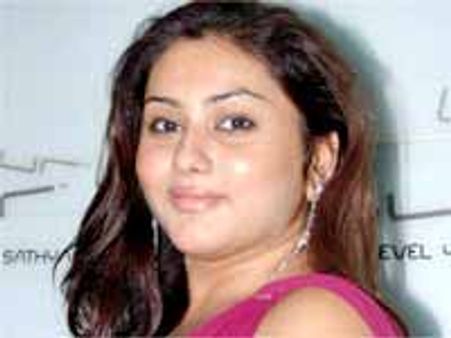 బోండాల్లా ఉన్నాయని ఏడిపించేవారు: నమిత