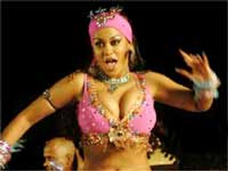 షకీలా, అల్లు అర్జున్ లు నడచిన బాటలో ముమైత్ ఖాన్..!!