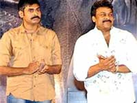 చిరంజీవిని ఇబ్బంది పెట్టిన పవన్ కళ్యాన్..!!