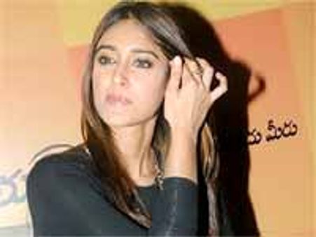 వారికి గుడి నాకు అభిమాన సంఘమా: ఇలియానా!?