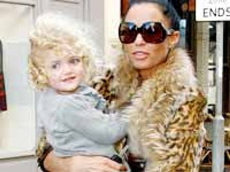 తను బరితెగించింది చాలక తన కూతురిని చెడగొడుతోంది..!!