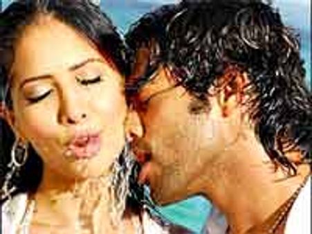 కిమ్ శర్మతో రొమాన్స్ చేస్తున్న నవదీప్