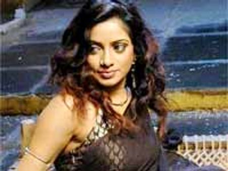 ప్రపంచ సుందరి తో పోటీ పడిన ఉదయభాను సొగసులు!