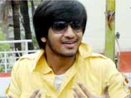 సినిమా డిస్ట్రిబ్యూషన్ తో దూళ దీర్చుకొంటున్నా నిఖిల్!