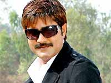 చిరును 'ఛీ' కొట్టి బాలయ్య క్యాంపులో చేరిన హీరో..!!