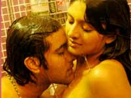 రెచ్చిపోయి రొమాన్స్ ను పండించిన తరుణ్, విమలా రామన్..!!