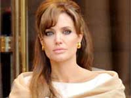 ఆమె ప్రపంచ సుందరేంటండీ బాబూ..పేషెంట్ లాగా ఉంటేనూ...!!