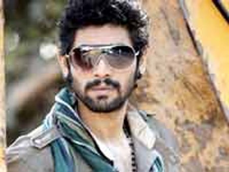 ఎగ్గొట్టి తెగ్గొట్టి 'లీడర్' ను తగ్గించేసారు..!!