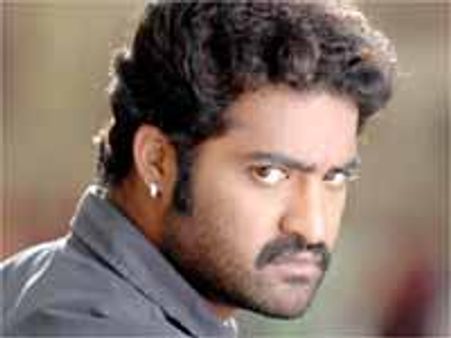 అక్కడి కంత్రీలు తనను గుర్తించక పోవడం జీర్ణించుకోలేక పోతున్న: జూ ఎన్టీఆర్!