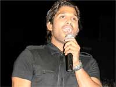 షూటింగ్ లో గాయపడ్డ అల్లు అర్జున్!