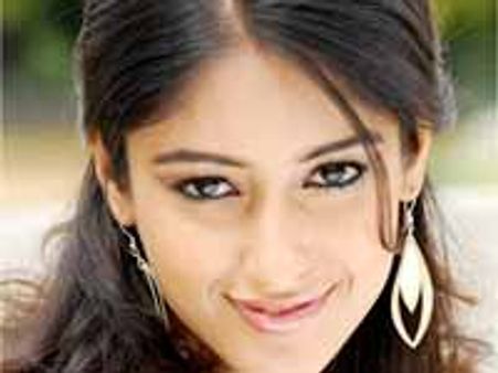 అందాన్ని అందరీకి పంచాలని ఆరటపడుతున్నా ఇలియానా!