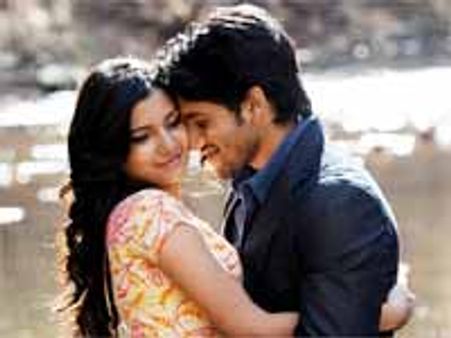 హిందీలో 'ఏ మాయ చేసావె' రీమేక్