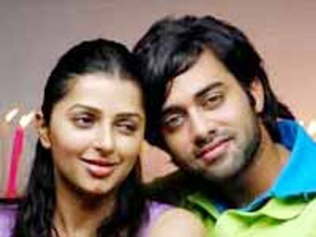 నవదీప్, కిమ్‌ శర్మ బార్‌లో వెయిటర్లు