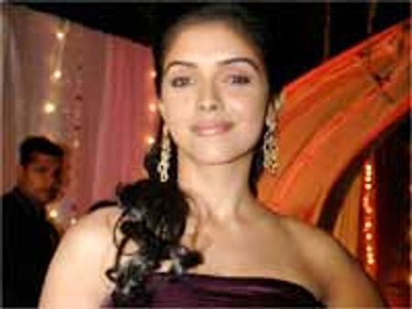 విజయశాంతి 'లేడీ అమితాబ్' పై అసిన్ గురి