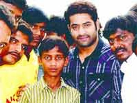 పేద విద్యార్ధికి జూ ఎన్టీఆర్ చేతుల మీదుగా రూ. 5 వేలు సాయం!