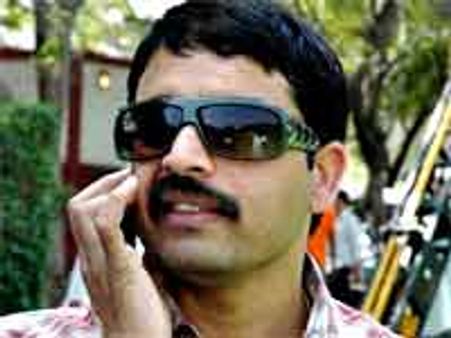 వరుణ్ సందేశ్ 'మరో చరిత్ర' నిర్మాత దిల్ రాజు కాదా?