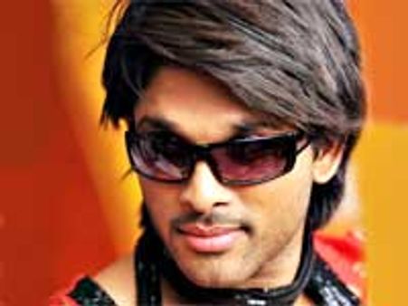 అల్లు అర్జున్ 'వరుడు' చిత్రం రిలీజ్ ఫోస్ట్ ఫోన్