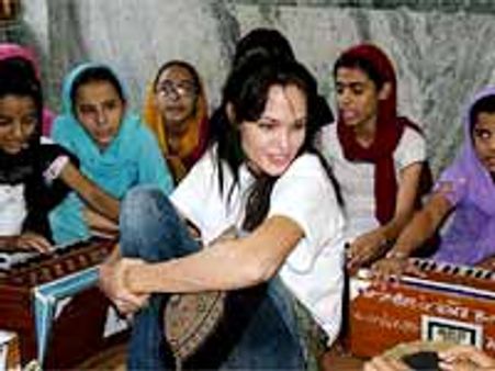 ఆమె చలవతో స్కూలుకెళ్తున్న ఆఫ్ఘన్ బాలికలు