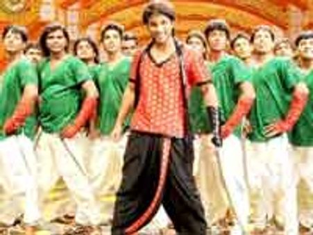 డ్యాన్సర్ల చేతులు విరగ్గొట్టిన అల్లు అర్జున్..!!