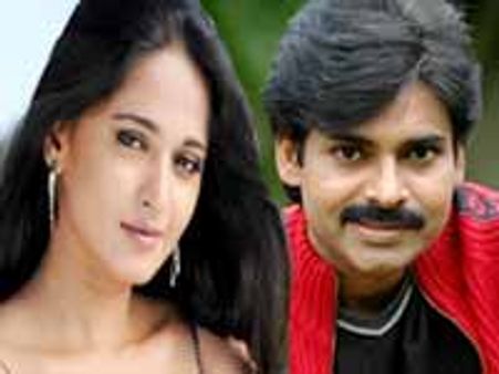 పవన్ తో సినిమా చేయడానికి బెదురుతున్న అనుష్క!