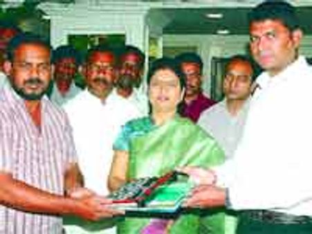 ఆ తెలుగు సినిమాకు 8 మంది డైరక్టర్స్