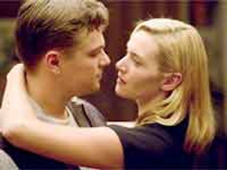 భర్తముందు ఇంకొకరితో మరీ అలానా.. ఎలాగబ్బా..??