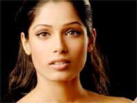 'బాండ్ గర్ల్' గా అరుదైన అవకాశాన్ని పొందిన 'భారతీయ నాయిక'