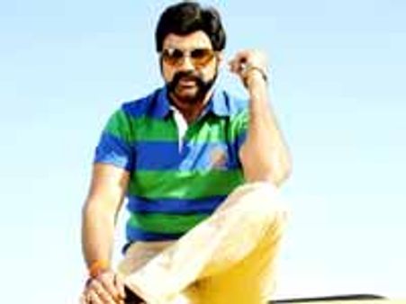 జోక్ ఆఫ్ ది సీజన్: అమెరికాలో 40 థియేటర్లలో బాలయ్య 'సింహా'