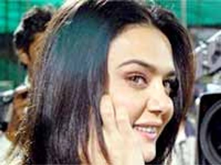 తమ్ముడి లాంటి వాడితో సంబంధమా...ప్రీతీజింతా