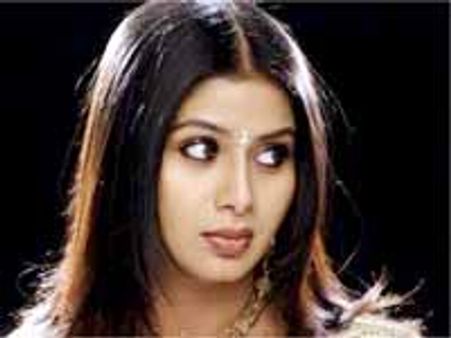 హీరోయిన్ సంగీత సైతం అక్కడికే చేరింది