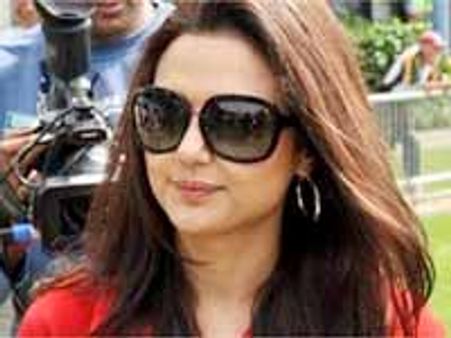 బాలీవుడ్ నటి ప్రీతిజింటాకు కోర్టు నోటీస్