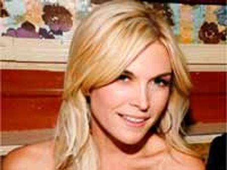 నగ్న ప్రదర్శనకు 2.5 కోట్లు ఆఫర్ చేసిన ఘనుడు..