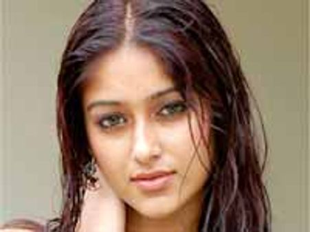 ఇలియానా...సిలికాన్‌ ట్రీట్‌మెంట్ చేయించుకుందా?