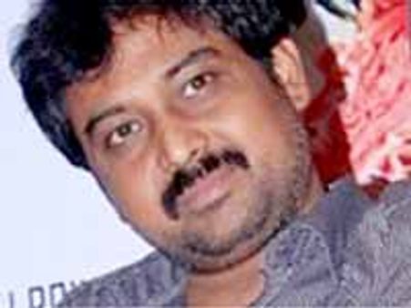 ఎడిటర్ కి ఛెవర్లెట్ కారుని ప్రెజెంట్ చేసిన దర్శకుడు